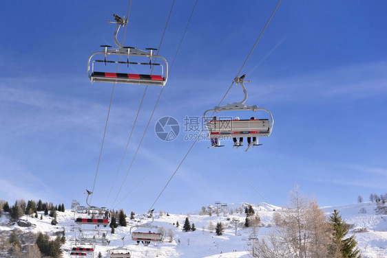 欧洲的缆车高山度假胜地的滑雪电梯中者椅子图片