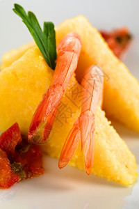 Polenta切片加熟虾和哥伦比亚猪酱选择焦点聚右虾尾的中间部分虾和的Polenta一顿饭食物图片