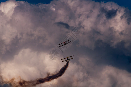 运动空中飞机在行其背景是云层里戈展览图片