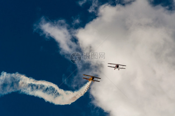 空中飞机在行其背景是云层展览罗马尼亚航空图片