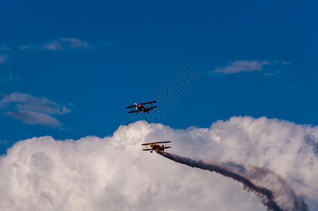 飞行员空中机在行其背景是云层罗马尼亚杂技演员图片