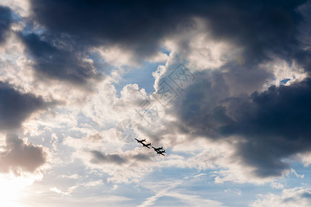 航空中飞机在行其背景是云层空气速度图片