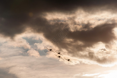 展览特技飞行航空中机在行其背景是云层图片