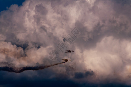 蒂米什瓦拉空中飞机在行其背景是云层示范杂技演员图片