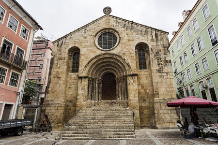 历史的门口詹姆士圣斯教堂是一座罗马神庙12世纪末在葡萄牙历史城镇科英布拉建造的圣詹姆斯教堂面纱图片