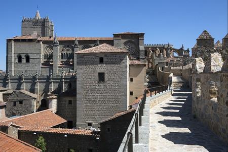 中世纪城垛和西班牙中部卡斯蒂利亚莱昂地区有围墙的阿维拉城大教堂墙壁西班牙语欧洲图片