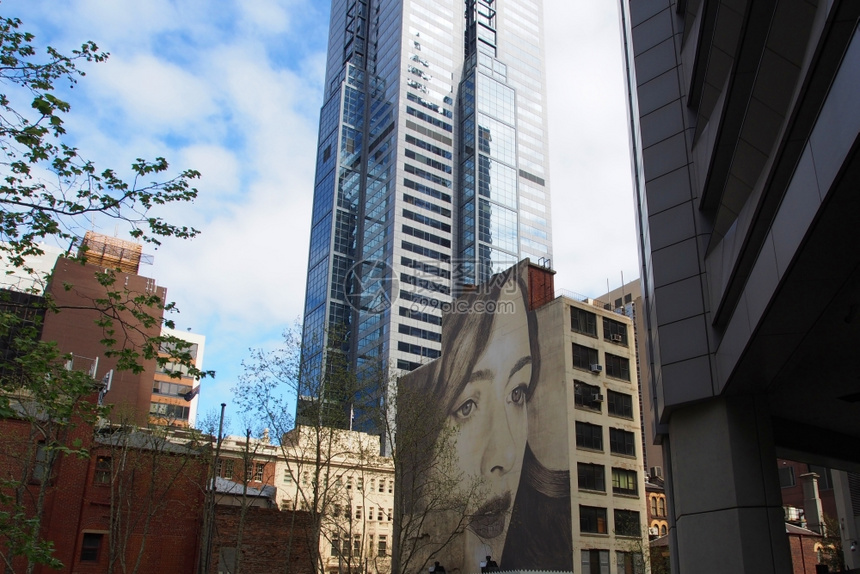 艺术城市的女在墨尔本一栋大楼的墙上画了一幅巨大的妇女壁画图片