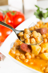 美味的鸡豆炖菜土和香肠覆盖饮食分支图片