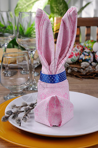 庆祝的野兔尼普金作为复活节兔子折叠在盘上假期图片