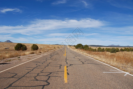 亚利桑那州阿什福克附近的6号老路段面平坦的图片