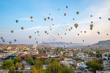 上空充满热气球的城市图片