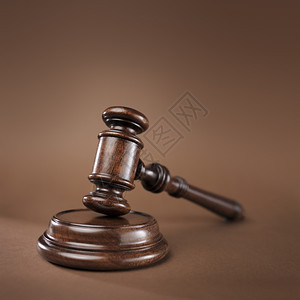 法律棕色的高质木制板和棕色背景的块状石管辖权图片