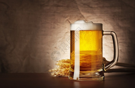 烧杯小麦以薄饼为背景的麻布上钉子油啤酒黄色图片