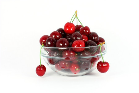 红色的食物新鲜在玻璃碗中甜樱桃孤立在白色上图片