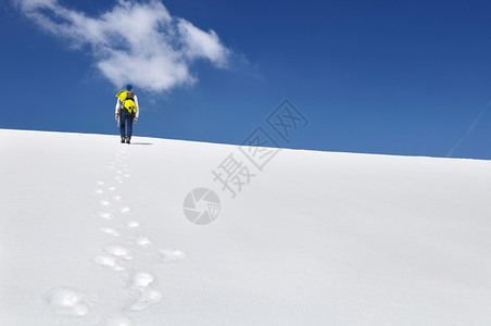 山底滑雪的人的脚印图片