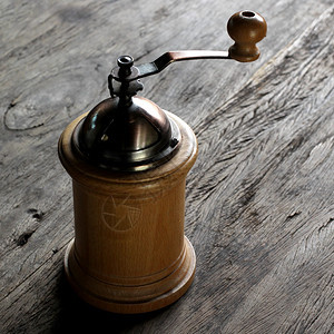 桌子上的老式木制咖啡研磨机饮料喝图片