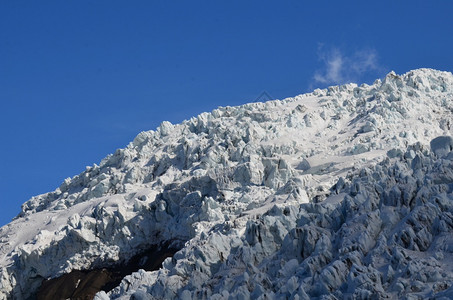 被雪覆盖的山和森林图片