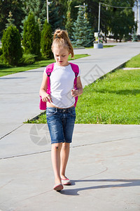 背着书包上学的可爱女孩图片