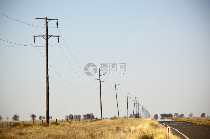 随着电线模糊到距离热烟雾上升风景优美乡村的观图片