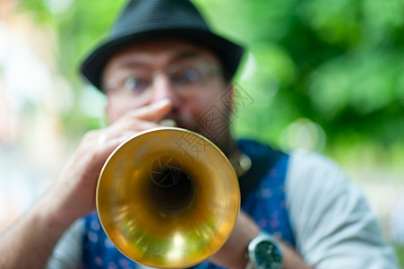 自由罗密欧即兴创作巴尔干音乐街头家的Trampet洞图片