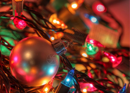 坐在一堆圣诞灯光中银鲍白和圣诞灯光的银蛋白在人类发展报告的高动态射程击玩具假期图片