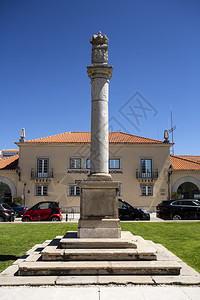 葡萄牙语在自由战争后19世纪初在葡萄牙卡斯凯建起的石灰柱上方有葡萄牙军服和王冠的支柱详细节该子位于葡萄牙卡斯凯自由派一种图片