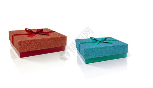 在白色背景上孤立的圣诞红和蓝礼物盒门户14红色的弓图片
