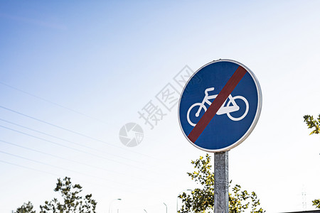 骑自行车摩托和脚踏的垂直交通标志禁止指示数走廊标骑术图片