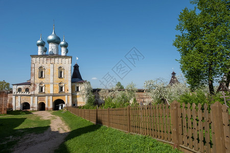 俄语夏天罗斯亚拉夫尔寺院Yaroslavl的角落之一镇图片