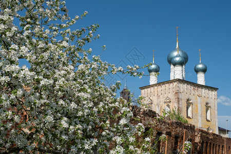 祈祷雅罗斯拉夫尔俄亚拉夫尔寺院Yaroslavl的角落之一图片