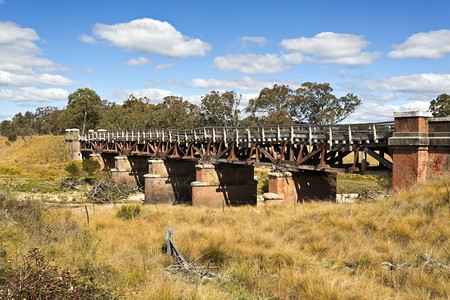 堕落被遗弃的拥有澳大利亚新南威尔士泰特菲德河登新南威士丹特菲德澳大利亚上空的阳光滨铁路桥18年用铁叉硬木建造现已破旧失修图片
