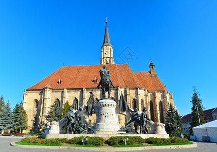 科尔文雕像ClujNapoca市罗马尼亚MateiCorvin和圣迈克尔教堂标志哥特背景
