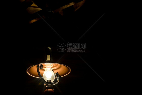一种阴凉处在个暗房的煤油灯台烟囱图片