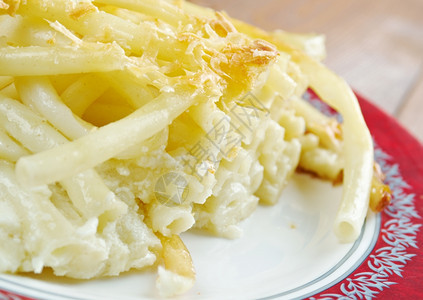 盘子提姆巴罗沙锅芝士提姆巴莱法国意大利面糊加奶油酱和酪图片