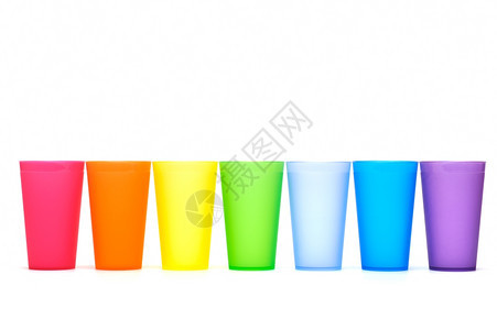 充满活力丰富多彩的黄色亮塑料杯彩虹颜色白底的亮塑料杯组群图片
