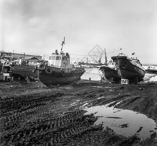 夏天船支撑在狄克逊海港拉斯诺亚尔领土1982年临时夏季黑白相片图片