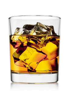 酒精黄色的玻璃威士忌白底面与冰隔绝图片
