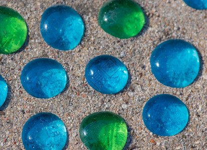 圆形的白色蓝和绿的沙上玻璃珠几何的水滴图片