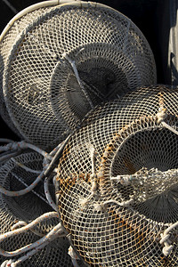 花车架码头设备上安装的渔绳网和浮标以及安排的渔绳网和浮标已安排佩斯卡乐绳索图片