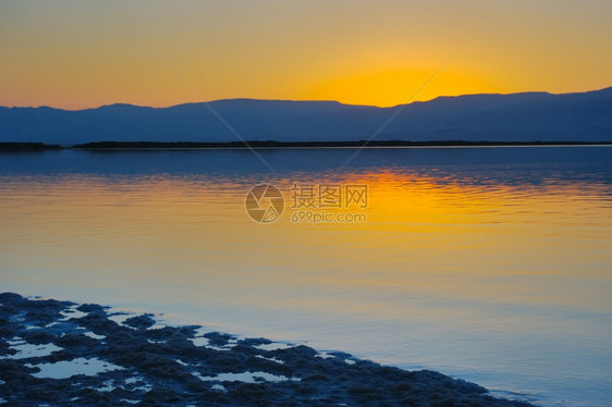 落日余晖和湖泊倒影图片