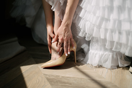 新娘穿着婚鞋特写图片