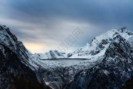 雪山围绕着的湖泊图片