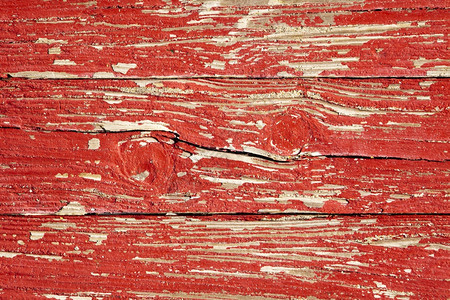 颜色明亮的几块板上面有风化剥红油漆和木头两节的红漆形成一种抽象模式喷出亮色形图片