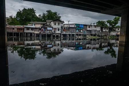 老的泰国曼谷2019年6月3日KhlongPhraKhanong和高速公路附近的传统老房子建筑学美丽的图片