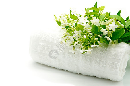 荒野绿色热带白和香花温泉浴用毛巾绘制的野生水柱花园图片