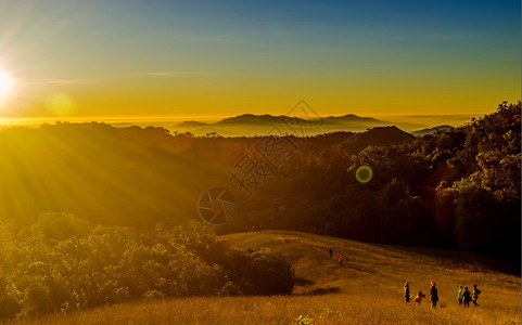 远足天空闪电在山风景的日出图片