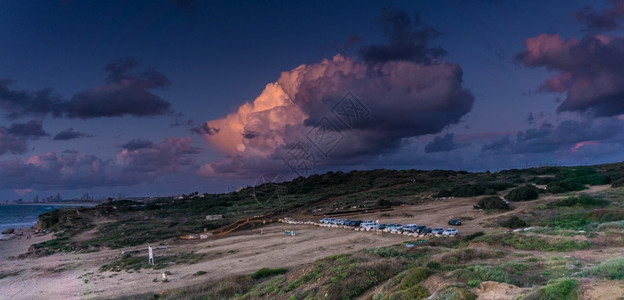 云夏天海滩日落梦想浪漫地前往以色列海岸的浪漫旅行图片