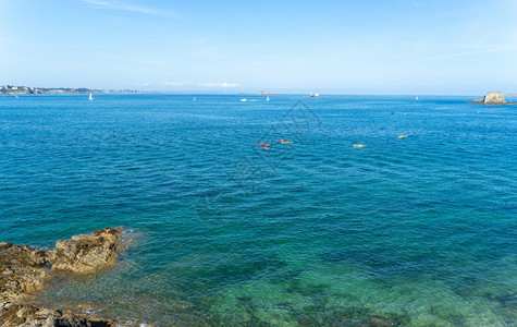 夏季法国海岸潮水期间的和游艇地平线落下假期图片
