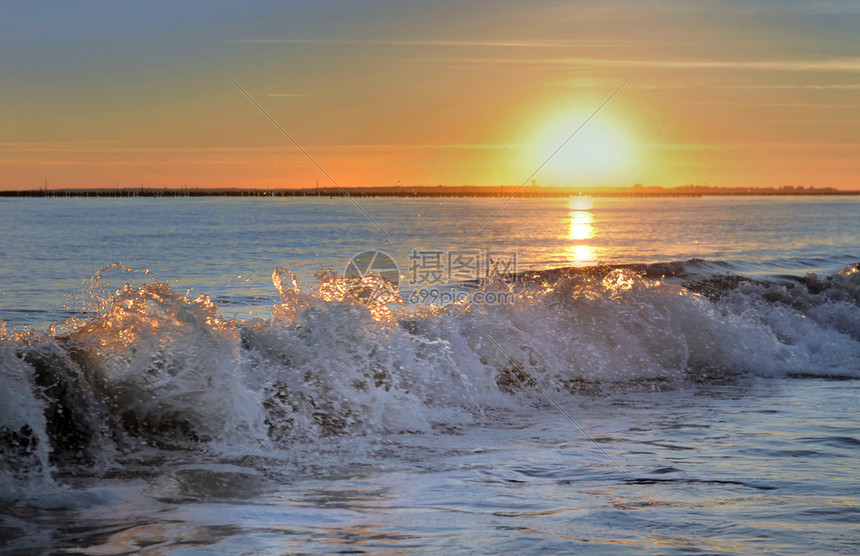 黎明法国大西洋浪上美丽的日落照在法国海景自然图片