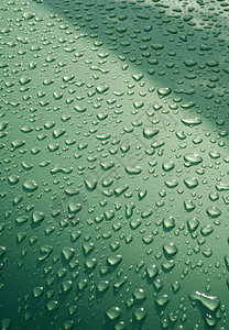 绿色车辆面板上雨滴的背景天气水滴湿的图片